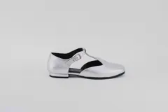 Zapato flat plateado de cuero con corte en T y hebilla lateral.