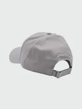 Gorra de béisbol Moncler color gris con logo de la marca bordado en el frente.