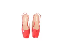 Zapato slingback color rojo charol, con punta cuadrada, escote en V y pulsera trasera con elástico. Taco bajo cuadrado forrado en cuero.
