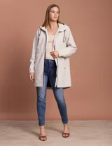 Gabardina negra impermeable con capucha desmontable, cierre central con cremallera y botones a presión, bolsillos delanteros y forro interno.
