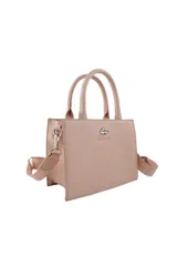 Cartera mini rectangular color rosa pálido con doble asa de mano y correa de hombro ajustable con logo de la marca.