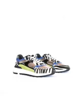 Zapatillas urbanas de cuero con estampado animal print, detalles en charol fucsia y glitter negro, y suela chunky color beige.