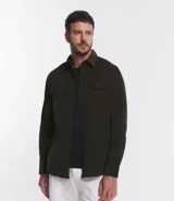 Camisa blanca de manga larga, confeccionada en terciopelo con cuello clásico y bolsillos frontales.