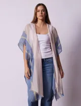 Kimono Barrington con estampado de rayas horizontales en tonos azul, rosa y dorado.