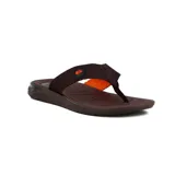 Chanclas marrones con tiras de tela marrón y detalles en naranja.
