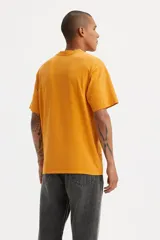 Remera de hombre color amarillo mostaza, de corte recto y mangas cortas. Tiene el logo de Levi's bordado en el pecho.