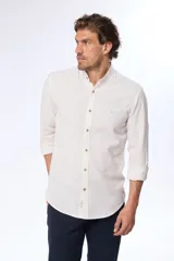 Camisa de lino a rayas, color beige, con cuello mao y corte slim.