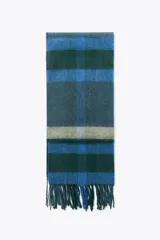 Bufanda rectangular con diseño a cuadros en tonos azul, verde y gris, terminada en flecos.