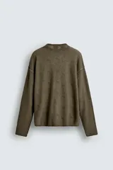 Sudadera color caqui con cuello redondo y manga larga. Tejido con textura y efecto lavado.