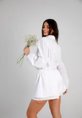 Conjunto de camisa manga globo y short forrado, color celeste.