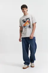 Remera negra de manga corta con estampado de palmeras y puesta de sol.