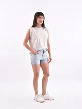 Short de jean celeste con lavado ácido, tiro alto y corte ajustado.