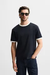 Camiseta azul marino de corte recto, con cuello redondo y mangas cortas. Presenta ribete blanco en cuello y mangas.