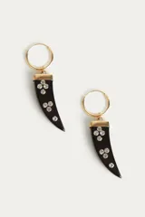 Aros colgantes dorados con forma de argolla pequeña y dije en forma de cuerno de resina con incrustaciones de strass.