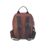 Mochila negra de símil cuero, con cierre principal y bolsillo interno con cierre. Tiene asa de mano, correas regulables y bolsillo oculto en la espalda.