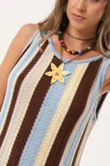 Vestido tejido de punto a rayas verticales en tonos marrón, beige, amarillo y celeste.