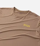 Remera de hombre color rosa claro, corte regular, cuello redondo y mangas cortas. Estampa lettering "Seeking my highs" en el pecho. Confeccionada en tejido de poliamida con tecnología Dry.