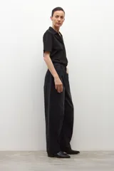 Pantalón de jean estilo barrel, color marrón oscuro con efecto desgastado. Presenta un calce holgado y tiro alto.