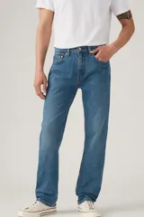 Pantalón de jean celeste de corte recto, con bolsillos delanteros y traseros.