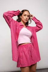 Camisa a rayas verticales azules y blancas, de manga larga con botones.