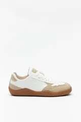 Zapatillas de cuero color blanco y beige, de diseño minimalista con suela marrón.
