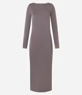 Vestido midi marrón de poliéster y elastano, con cuello redondo, mangas largas, espalda descubierta, fruncido en la parte baja de la espalda y abertura en la falda.