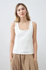 Musculosa verde oliva con escote cuadrado y costuras a la vista.