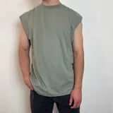 Musculosa verde oliva de corte holgado y sin mangas.