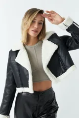 Campera corta de cuero sintético color marrón con interior y detalles de corderito color beige.