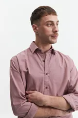 Camisa de algodón color azul oscuro, con cuello clásico y corte semi slim.
