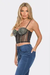 Corset importado de tul elástico armado, color negro, con copas recubiertas de strass en diferentes tonos. Tiene cierre lateral invisible y tiras ajustables.