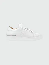 Zapatillas bajas de cuero blanco con logo hexagonal de la marca en relieve en el lateral.