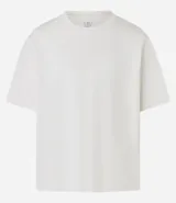 Remera blanca de algodón con corte overboxy, cuello redondo y manga corta.