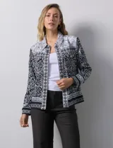 Campera estampada y bordada marca Ruby Rd, con cuello solapa, bolsillos delanteros y abertura central con botones metálicos.