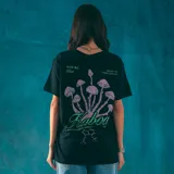 Remera negra de corte clásico con estampado de hongos y la palabra "Kaboa" en el pecho. El diseño incluye una estructura molecular debajo del texto.