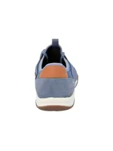 Championes Hush Puppies modelo Space, color celeste con detalles en marrón y suela marrón. Capellada de cuero con cuello de lycra y planta con tecnología GreenFoam® en base a caña de azúcar.