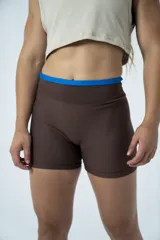 Calza corta deportiva color marrón con cintura alta y banda elástica azul.