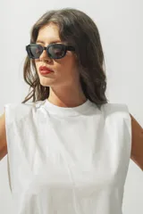 Musculosa blanca de algodón con sisas amplias y hombreras marcadas.