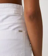 Short de sarga negro con cintura alta, bolsillos delanteros y traseros.