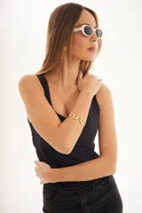 Lentes de sol con marco ovalado de carey y cristales oscuros, con protección UV400.