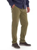 Pantalón de vestir negro, de corte recto, con bolsillos laterales y traseros. Se ajusta a la cintura con cinturón de cuero marrón.