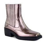 Bota de cuero sintético color bronce, con elástico en los laterales, puntera cuadrada y taco bajo.