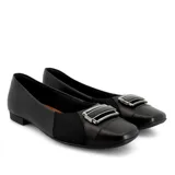 Zapato bajo color marrón, de cuero, con puntera redondeada y detalle de hebilla dorada.