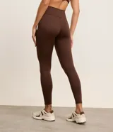 Calza deportiva marrón de microfibra con cintura cruzada.