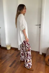 Camisa blanca de lino y algodón, de corte amplio y mangas cortas.