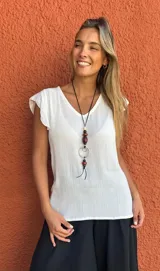 Blusa blanca de escote en V y mangas cortas con volados.