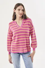Sweater de punto a rayas horizontales fucsia y mostaza, con escote en V y mangas globo.