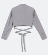 Blazer cropped gris con estampado de rayas verticales, cuello solapa, cierre cruzado y lazo en la espalda.