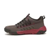 Zapatillas Caterpillar Crail Sport Low color marrón con detalles en rojo y negro. Capellada de nobuk engrasado, forro de malla de nylon suave y transpirable, plantilla de espuma acolchada, entresuela de EVA duradera y ligera, y suela de goma para mayor tracción.
