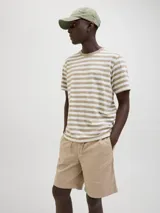 Short chino color beige de fit relajado con tiro semi caído. Cintura con cierre de cremallera y cordón ajustable. Bolsillos delanteros y traseros. Confeccionado en tejido canvas de algodón y lino.